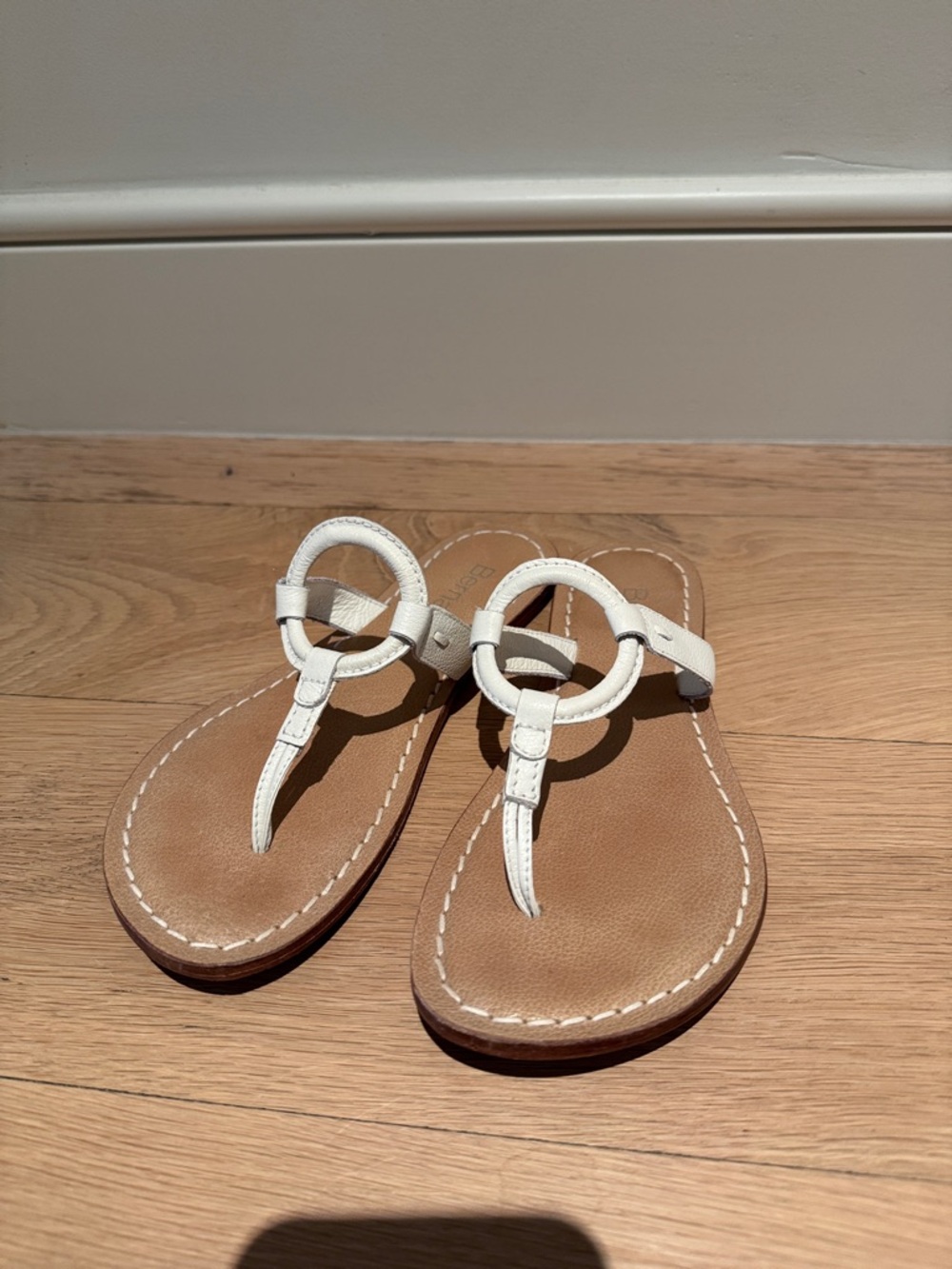 Bernardo White Leather Matrix Circle sandal size 8